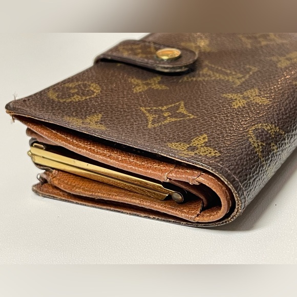 VINTAGE LOUIS VUITTON CLASSIC MONOGRAM KISS LOCK WALLET - Picture 6 of 16